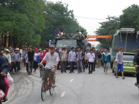 Mang quan tài sản phụ diễu phố, bao vây nhà PGĐ bệnh viện